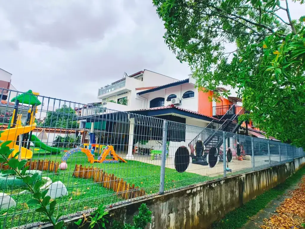 MapleBear Jurong West preschool outdoor playground with artificial turf and play structures in Jurong West