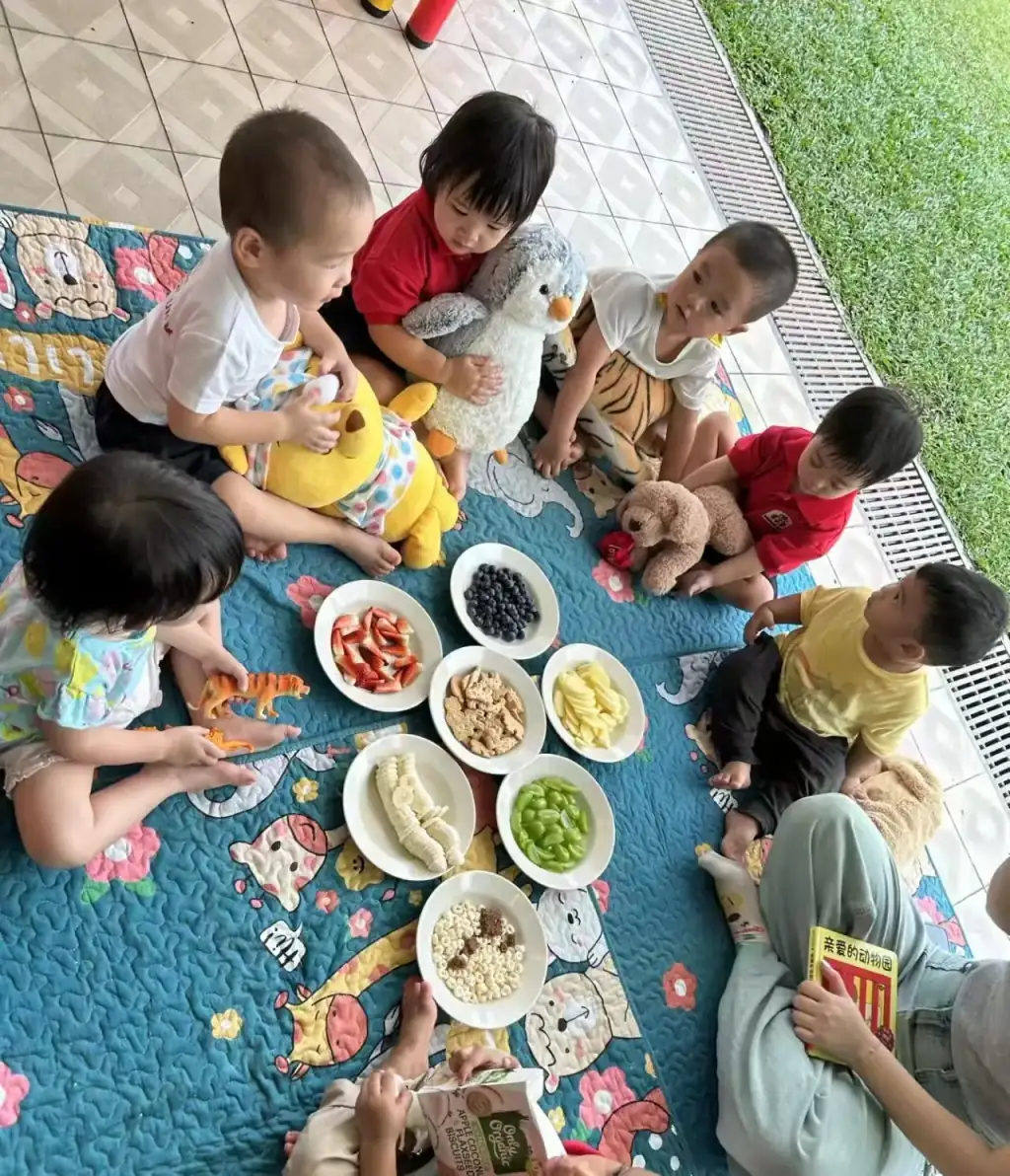 Bilingual preschool learning activities at MapleBear Jurong West near NTU Singapore