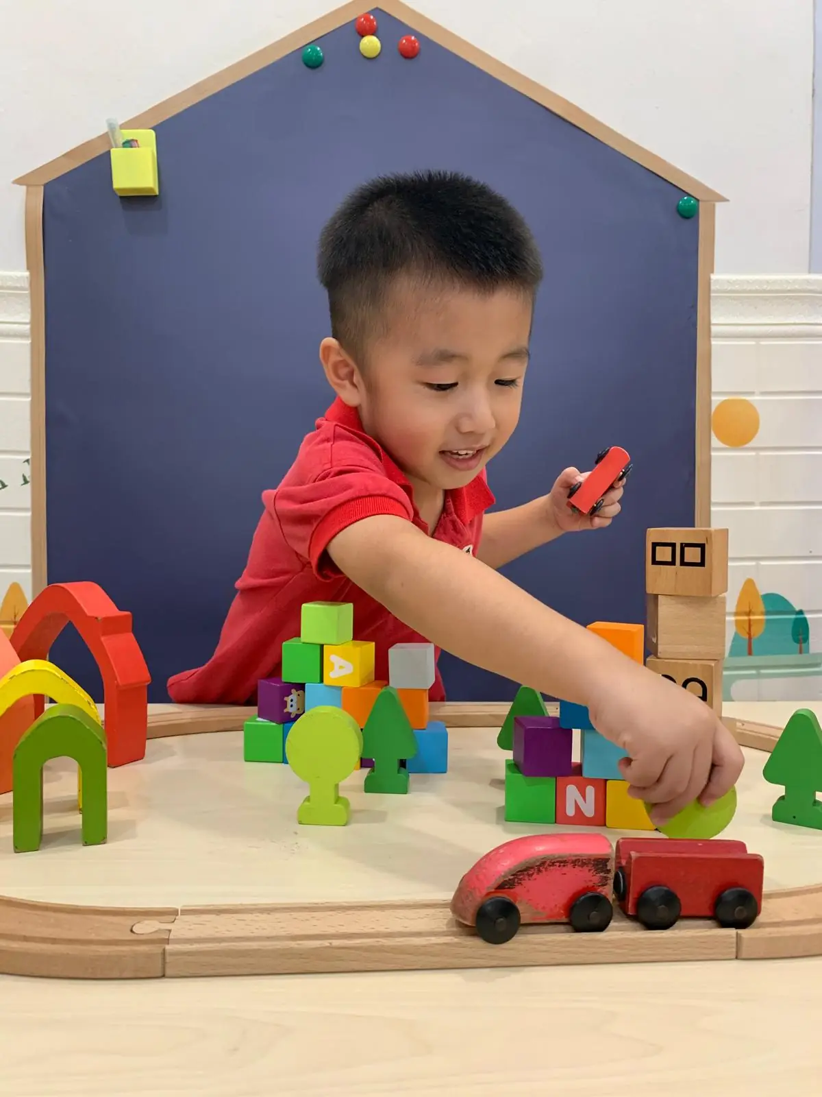 Children learning in bilingual classroom at MapleBear Jurong West